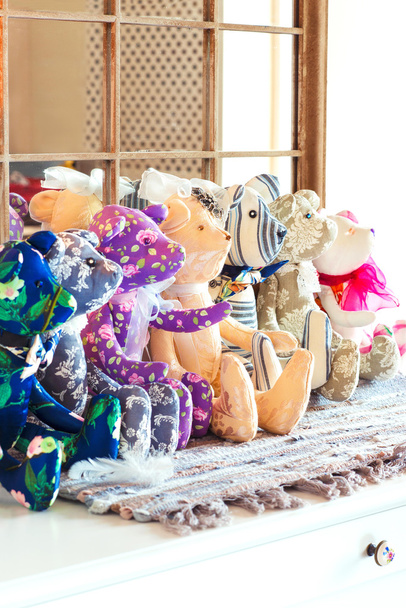 Muchos juguetes de peluche textiles tilda en el taller
. - Foto, imagen