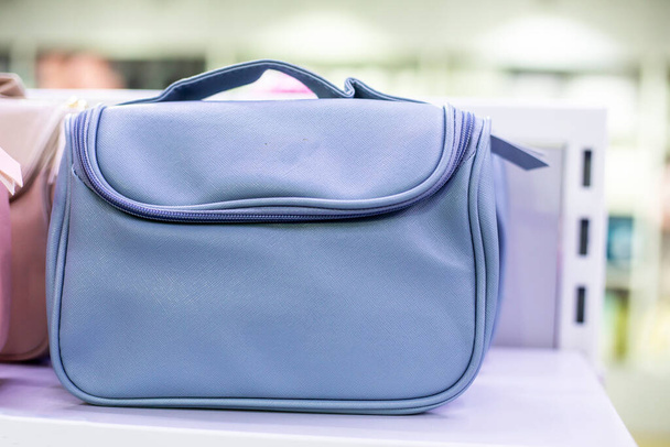 słodka damska jasnoniebieska torebka na półce. trend mody - Zdjęcie, obraz