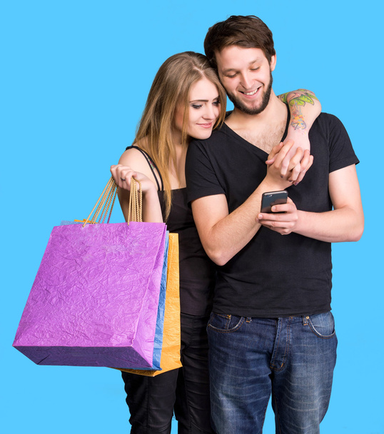 Heureux jeune couple avec sacs à provisions
 - Photo, image