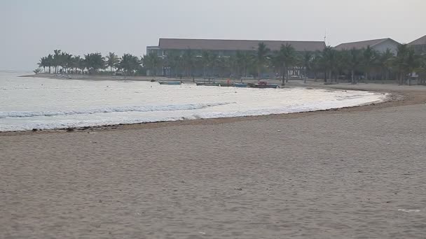 Океанічні хвилі на пляжі
 - Кадри, відео