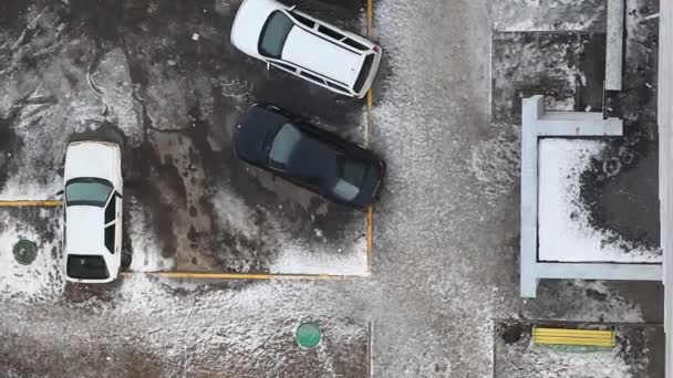 Παγωμένο πεζοδρόμιο πάρκινγκ αυτοκινήτων - Πλάνα, βίντεο