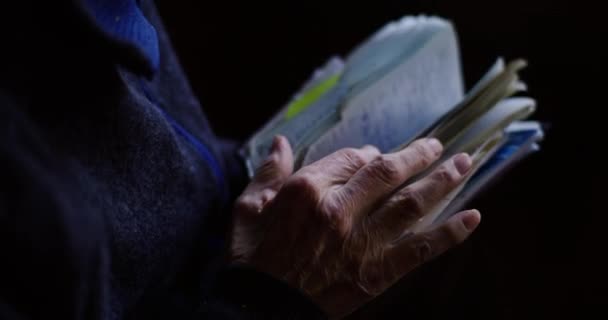Close-up van Senior Man handen op zoek naar documenten, op zoek naar belangrijke papieren of archief - Video