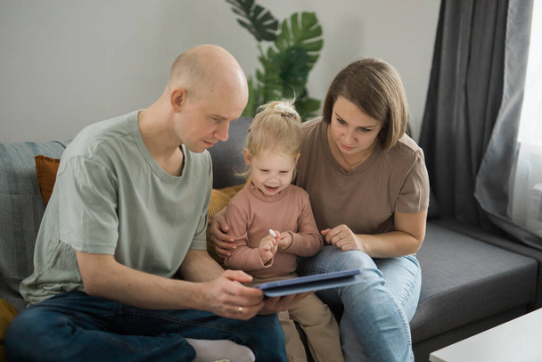 Hluché dítě dívka s kochleární implantát studium slyšet zvuky - zotavení po operaci kochleárního implantátu a rehabilitace - Fotografie, Obrázek