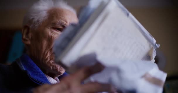 Großaufnahme der Hände eines älteren Mannes beim Durchsuchen von Dokumenten, auf der Suche nach wichtigen Papieren oder Archiven - Filmmaterial, Video