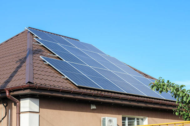 Солнечные панели на крыше дома. Фотоэлектрические панели - Фото, изображение
