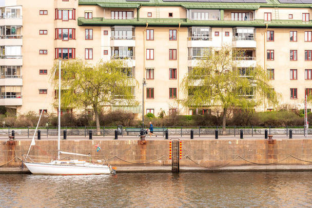 Sztokholm. Powierzchnia sypialna Hammarby, budynki mieszkalne nad kanałem. - Zdjęcie, obraz