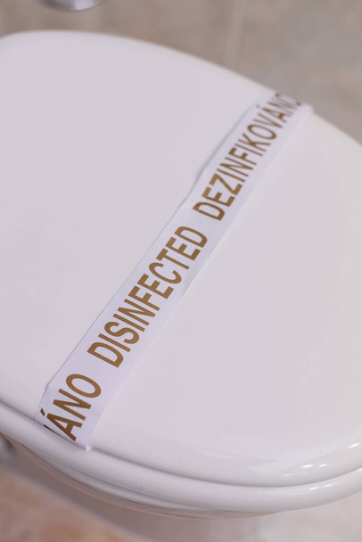 Desinfizierte Toilettenschüssel im Hotel. gewaschene Toilettenschüssel mit Aufkleber in einem Hotel in Großaufnahme - Foto, Bild