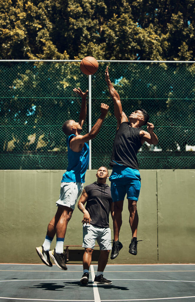 Спорт, старт і чоловіки стрибають в баскетбольному матчі, тренування кардіо і фітнес на баскетбольному майданчику. Труднощі, здорові і молоді африканські гравці стрибають з великою швидкістю в грі за чайові.. - Фото, зображення