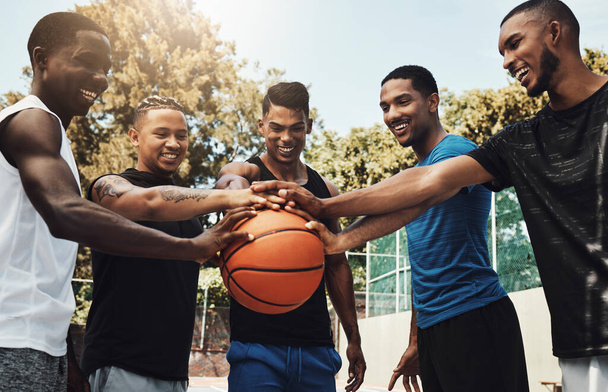 Basketbalveld teamwork, ondersteuning en motivatie van gezonde concurrentie, sociaal spel of vrolijke vrienden buiten. Viering van atleten groep, solidariteit en sport partnerschap van winnaar, vertrouwen en doelstellingen. - Foto, afbeelding