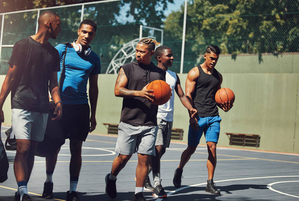 Αθλήματα, ομάδα και φίλοι μπασκετμπολίστες φεύγουν μαζί μετά από αγώνα δρόμου, αγώνα ή προπόνηση. Γήπεδο μπάσκετ, γυμναστήριο και μαύροι που μιλούν μετά από προπόνηση ή προπόνηση. - Φωτογραφία, εικόνα