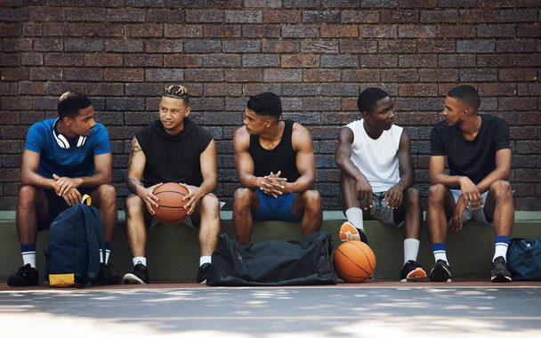 Basketbol, spor takımı ve takım çalışması egzersizden, antrenmandan ve fitness 'ten sonra konuşuyor. Siyahi takım spor işbirliği ve kardiyo eğitimi için birlikte oyun stratejisi hakkında bir konuşma yapıyor.. - Fotoğraf, Görsel