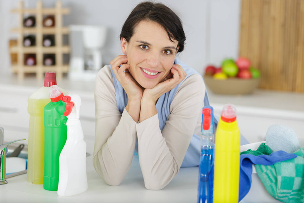 cleaning lady surrounded by range of cleaning products - Foto, Bild