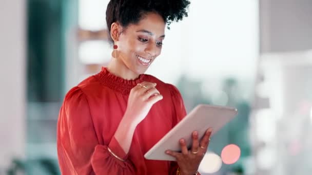 Fekete nő, tabletta és mosoly üzleti tervezés, közösségi média vagy kommunikáció digitális marketing az irodában. Boldog afro-amerikai női vezető mosolyog és dolgozik érintőképernyőn a munkahelyen. - Felvétel, videó