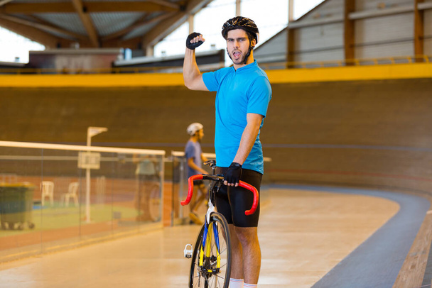 усміхнений спортсмен на велотреку
 - Фото, зображення