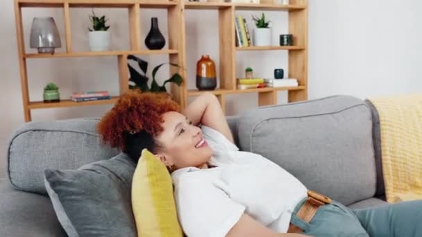 Schwarze Frau, Ruhe und Couch einer Person in einer Arbeitspause, die Glück und Freiheit empfindet. Glücklich, lächeln und Frieden eines Remote-Arbeiters für den Tag auf einem Sofa zu Hause entspannt auf einer Lounge zur Selbstpflege getan. - Filmmaterial, Video