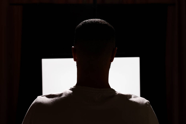 Muž používající počítač v noci, pohled zezadu. Internetová závislost - Fotografie, Obrázek