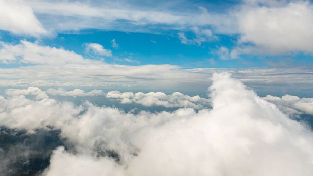 Sininen taivas, jossa on pilviä vuorten yllä. Näkymä pilvien yli. Sri Lanka, Lipton Seat. - Valokuva, kuva