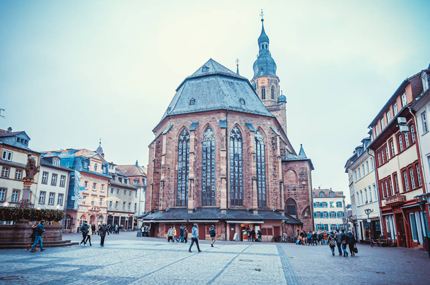 Heidelberg, Almanya - 26 Aralık 2018 - Şehrin tarihi bölümünde sabah saatlerinde büyük bir katedral - Fotoğraf, Görsel