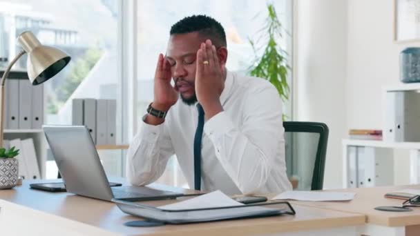 Korporacyjny czarny człowiek, ból głowy i stres w biurze z wypalonym, przygnębionym lub przepracowanym. Afrykański biznesmen, wyczerpany i psychiczny zdrowie dla raportu, zmęczenie i sfrustrowany przy stole w miejscu pracy. - Materiał filmowy, wideo