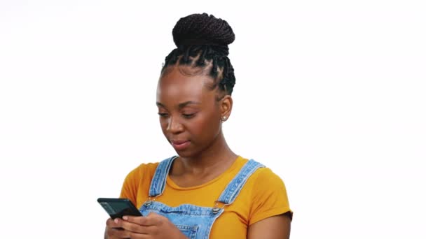 Lächeln, lachen und glücklich schwarze Frau mit Telefon auf weißem Hintergrund für lustige Meme, Humor und Comic-Text. Kommunikation, soziale Medien und Mädchen mit Smartphone Internet, Nachricht und Online-Website. - Filmmaterial, Video