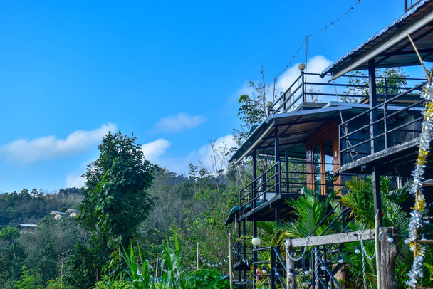 Resort und Landschaft des Morgennebels in den Bergen Südthailands - Foto, Bild