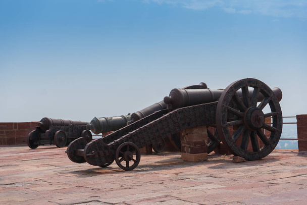Famous Kilkila cannons on the top of Mehrangarh fort. overlooking city of Jodhpur for proctection since ancient times. Huge long barrel is a favourite tourist attraction. Jodhpur, Rajasthan, India. - Φωτογραφία, εικόνα