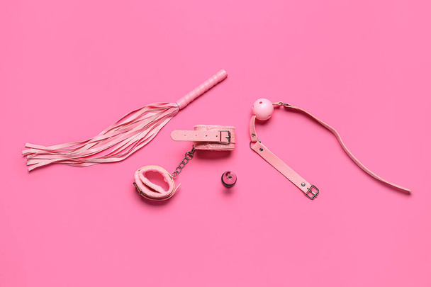 Diferentes juguetes sexuales sobre fondo rosa - Foto, imagen