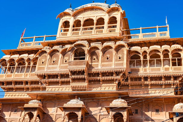 Erbe Jaisalmer Fort Vintage-Architektur mit strahlend blauem Himmel aus verschiedenen Blickwinkeln bei Tag - Foto, Bild