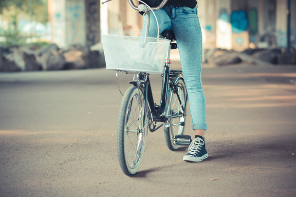 bacaklar kadının Bisiklet yakın çekim - Fotoğraf, Görsel