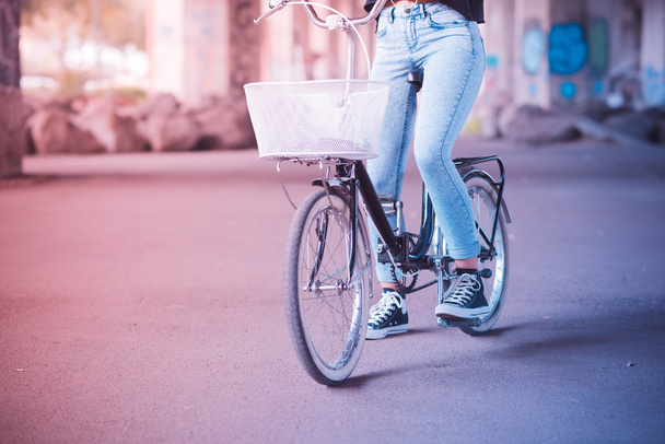 крупним планом ноги жінка на велосипеді
 - Фото, зображення