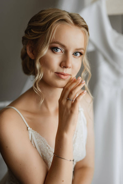 morning of the bride with the creation of the image of makeup and the creation of hairstyles - Valokuva, kuva