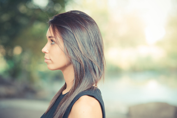 Brunette woman with straight hair - Foto, afbeelding