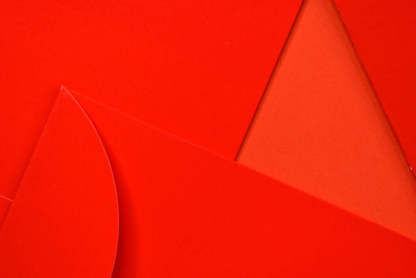 dizayn için kırmızı arkaplanda kırmızı zarf - Fotoğraf, Görsel