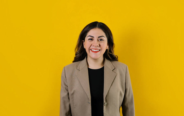 jeune femme d'affaires hispanique posant isolé sur fond jaune au Mexique Amérique latine - Photo, image