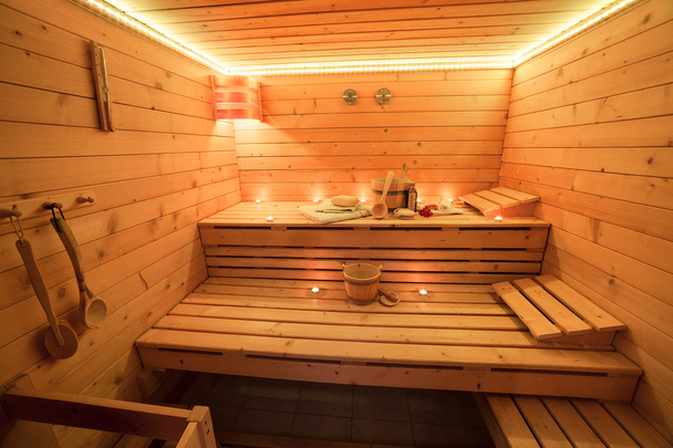 Intérieur du sauna aux chandelles
 - Photo, image