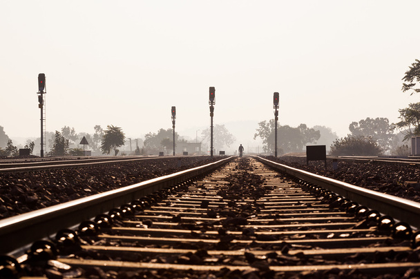 Vzdálené muž na železniční trati - Fotografie, Obrázek