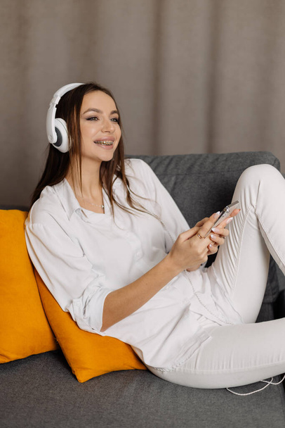 Mulher branca feliz e sorridente em fones de ouvido usar celular tem webcam comunicação digital on-line em casa. - Foto, Imagem