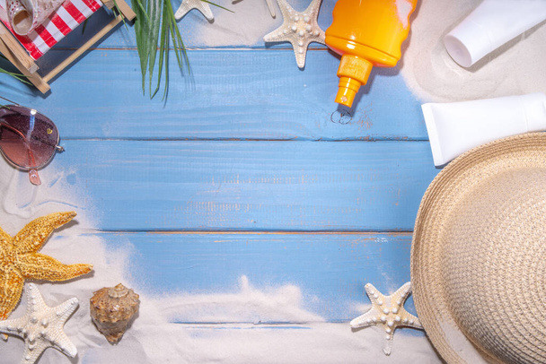 Αντηλιακό φόντο αντηλιακό. Mockup φόντο με αξεσουάρ διακοπών, αντηλιακό μπουκάλι λοσιόν, καλλυντική κρέμα, με κοχύλια, ψάθινο γυναικείο καπέλο με γυαλιά ηλίου, top view αντίγραφο χώρου - Φωτογραφία, εικόνα