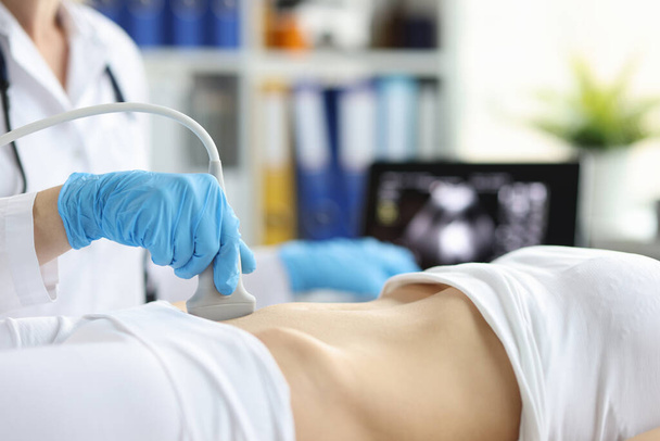 Sonografi teknikko pitää ultraääni koetin diagnosoida kunnon raskaana oleva nainen katselee naisen kohtu tietokoneen näytöllä. Ultraääni kohtu ja naisten sukuelimiin käsite - Valokuva, kuva
