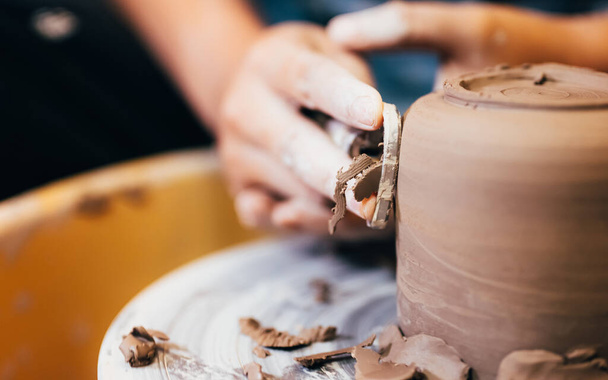 Artesano profesional alfarero haciendo jarra de arcilla en el círculo de rueda de alfareros en taller, Trabajo artesanal tradicional, Creatividad y arte de la cerámica - Foto, imagen