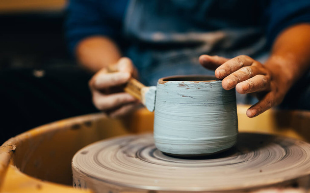 Professionele ambachtsman pottenbakker maken kruik van klei op de pottenbakkers wiel cirkel in workshop, Traditionele handwerk, Creativiteit en kunst van aardewerk - Foto, afbeelding