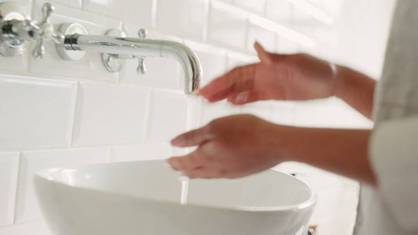 Nő tisztít kezet szappannal, vízzel és gondozás wellness, egészséges életmód és a biztonság a corona vírus baktériumok. Nagyítás a bőrápolásra, higiéniára és fürdőszobai ápolásra otthon a kovid kockázatvédelem érdekében. - Fotó, kép