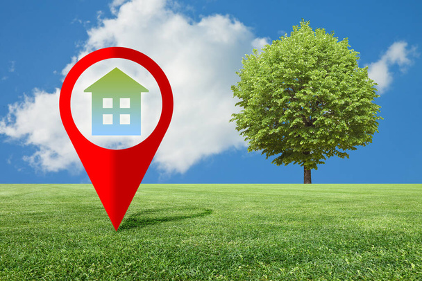 Immobilien und Bautätigkeit in natürlichen Gebieten mit einem freien Grundstück auf einer grünen Wiese, das für den Hochbau zur Verfügung steht - Konzept mit rotem Standort-Nadelstichsymbol und einsamen Baum - Foto, Bild
