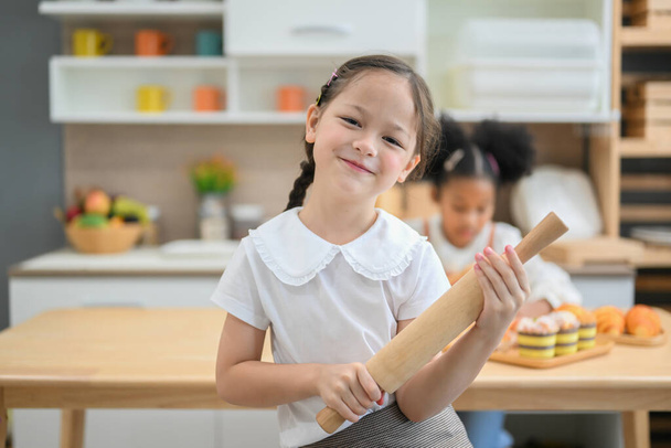 Niños haciendo pan en la cocina, Niños aprendiendo habilidad de cocina, Retrato de niños, Foto de alta calidad - Foto, imagen