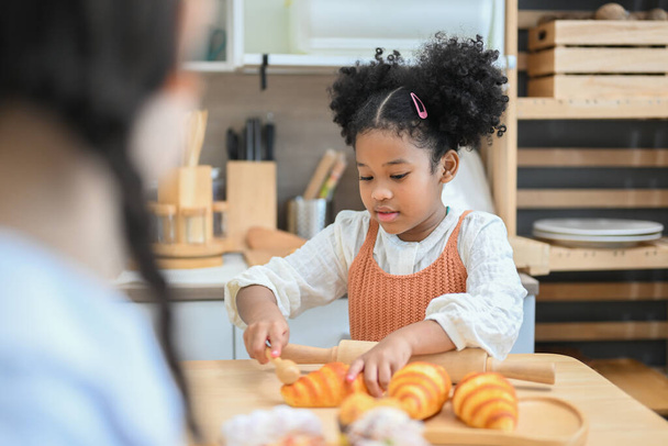 Crianças fazendo pão na cozinha, Crianças aprendendo habilidade de cozinha, Retrato de crianças, foto de alta qualidade - Foto, Imagem
