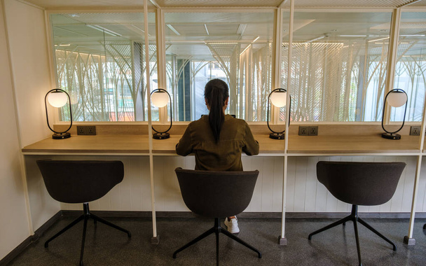 Mujeres asiáticas en un espacio de trabajo en un hotel para trabajar, sala de trabajo común en un hotel.  - Foto, Imagen