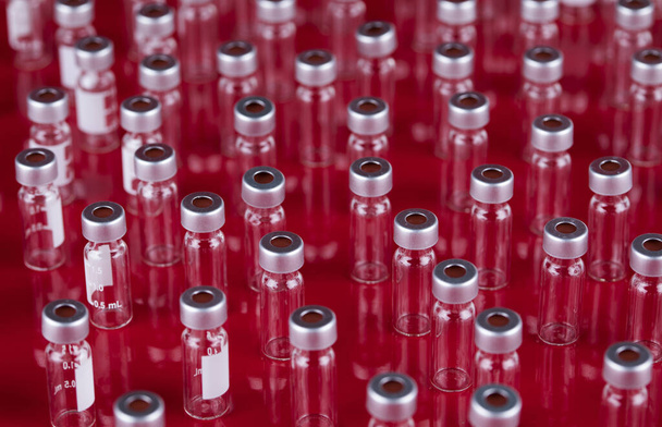 Бутылки коронавируса вакцины, пандемический фон - Фото, изображение