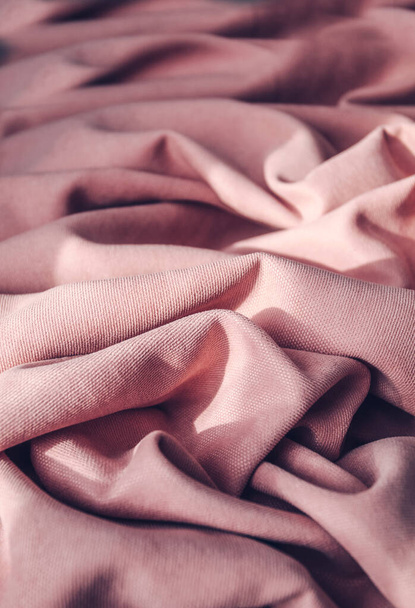 Natürliche rosa Stoff oder Stoff Hintergrund. Gewebestruktur aus natürlicher Baumwolle, Seide oder Wolle oder textilem Leinen. - Foto, Bild