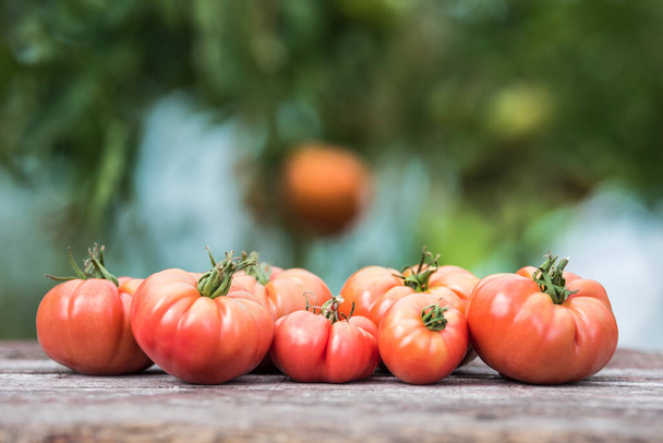 Groenten, tomaten op houten bureau - Foto, afbeelding
