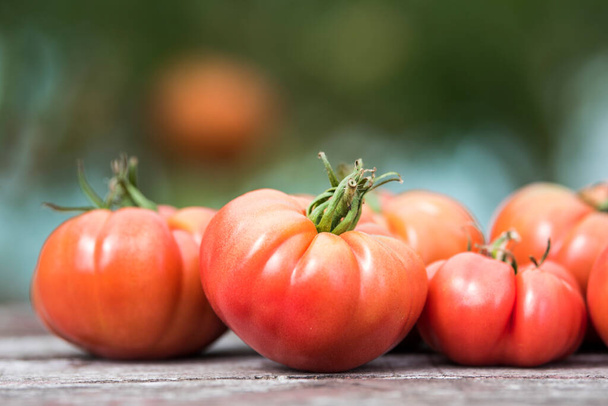 Gemüse, Tomaten auf Holztisch - Foto, Bild